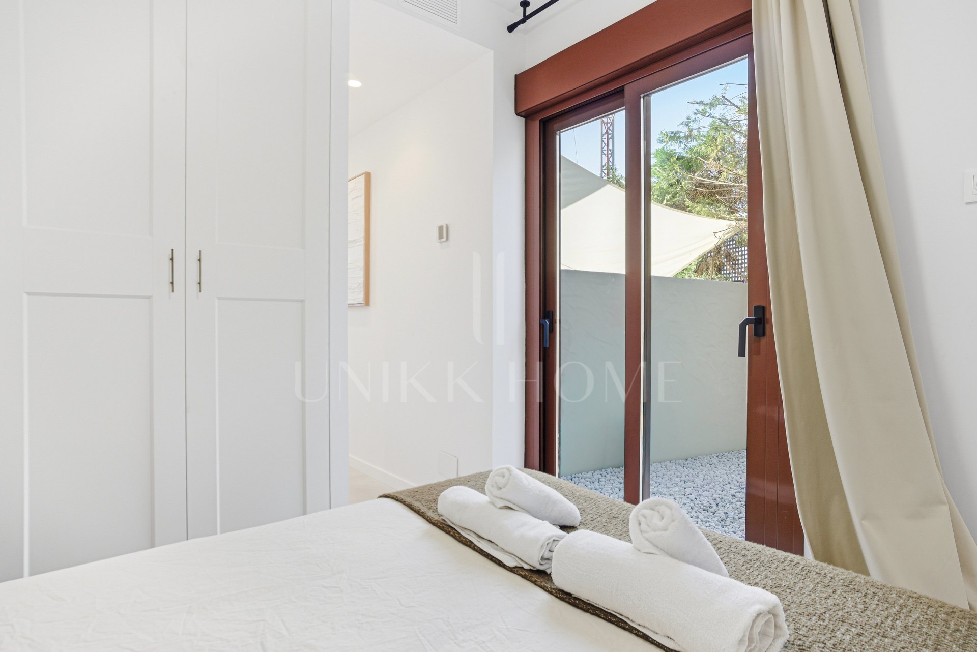 Impresionante casa adosada de cinco dormitorios, situada en la comunidad cerrada de Urb. Riviera Beach en Cancelada