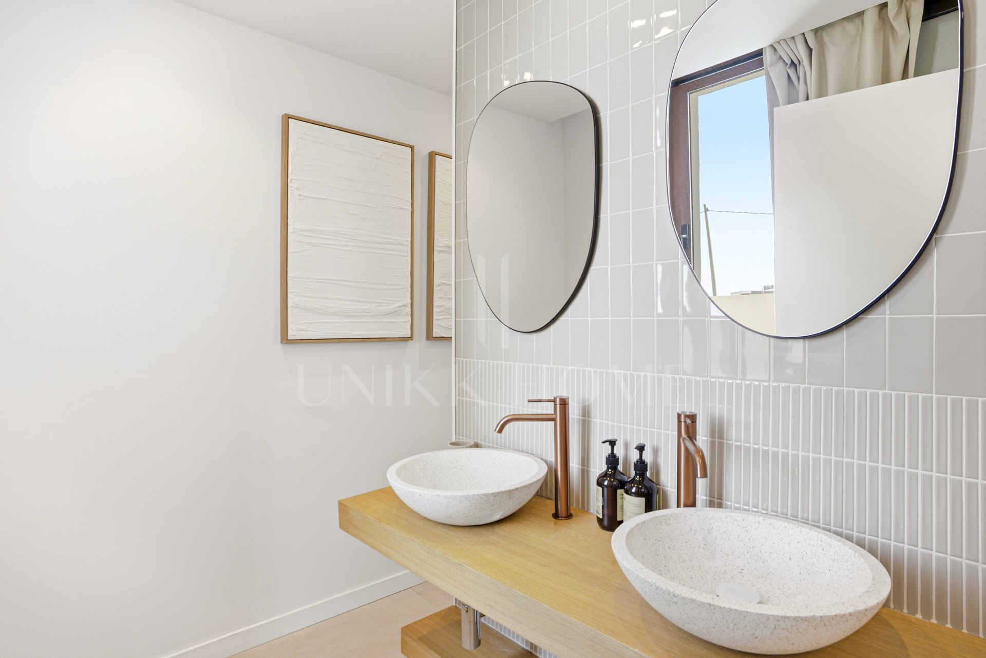 Impresionante casa adosada de cinco dormitorios, situada en la comunidad cerrada de Urb. Riviera Beach en Cancelada