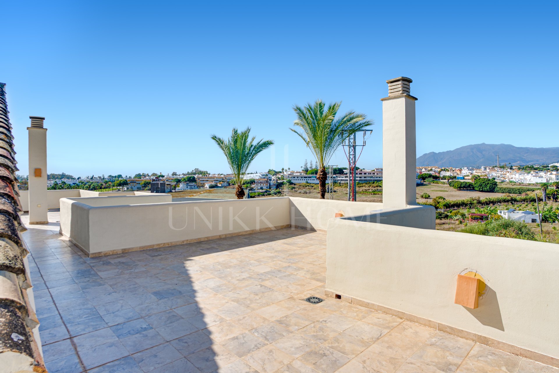 Impresionante casa adosada de cinco dormitorios, situada en la comunidad cerrada de Urb. Riviera Beach en Cancelada