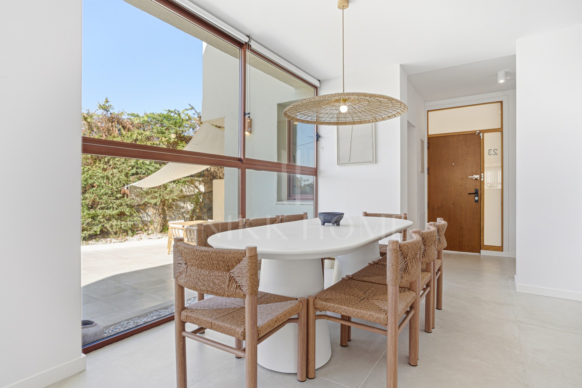 Impresionante casa adosada de cinco dormitorios, situada en la comunidad cerrada de Urb. Riviera Beach en Cancelada