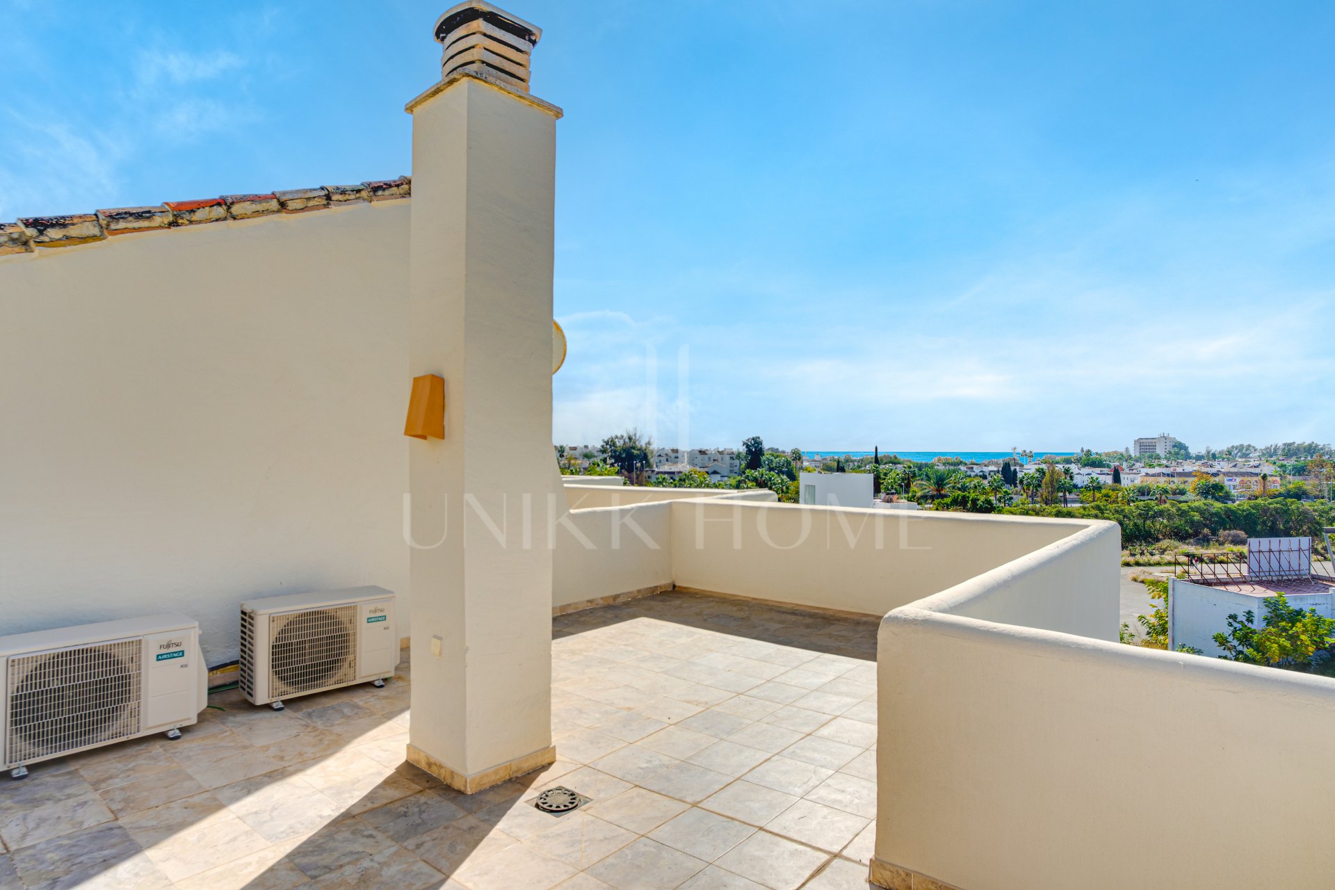 Impresionante casa adosada de cinco dormitorios, situada en la comunidad cerrada de Urb. Riviera Beach en Cancelada