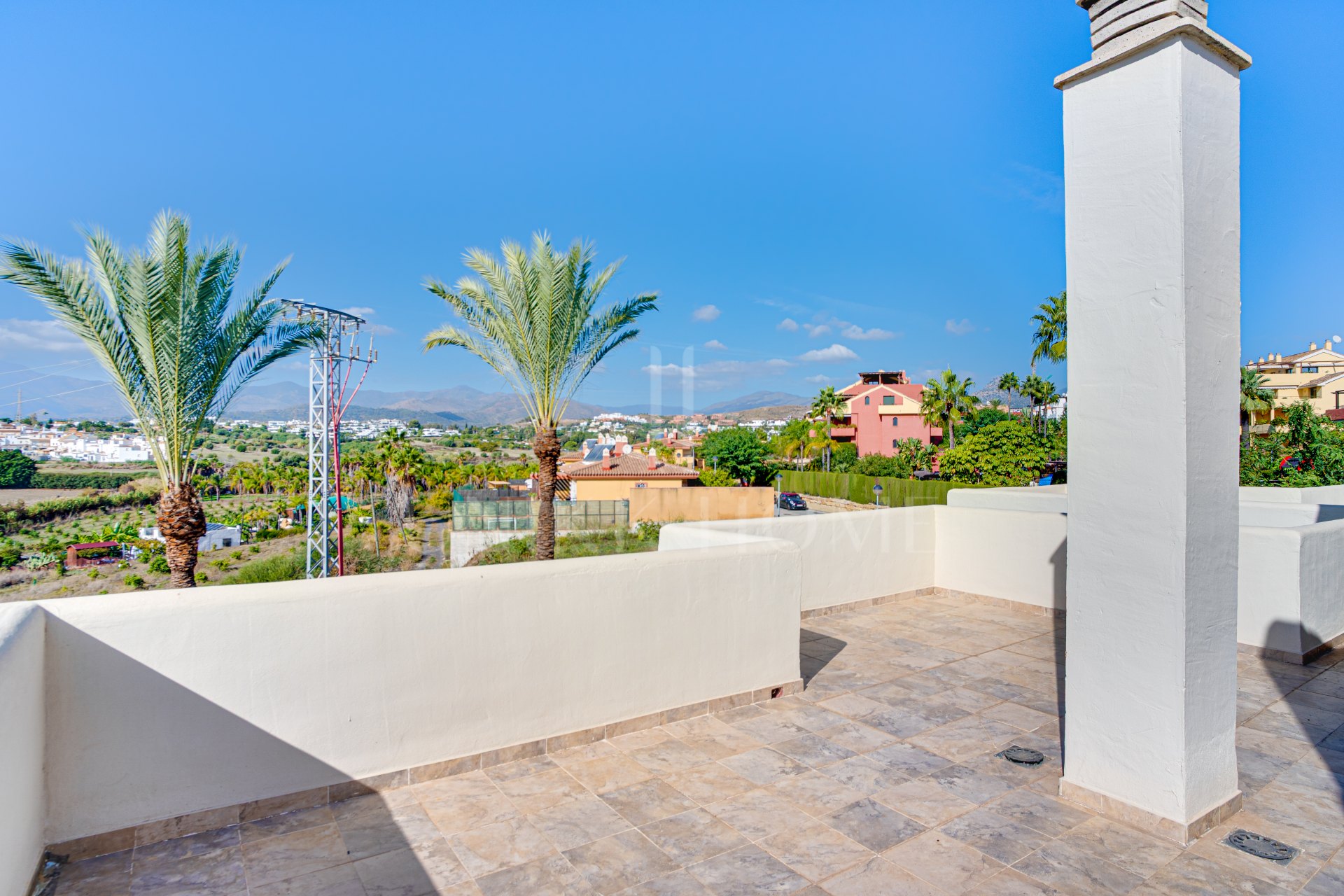 Impresionante casa adosada de cinco dormitorios, situada en la comunidad cerrada de Urb. Riviera Beach en Cancelada