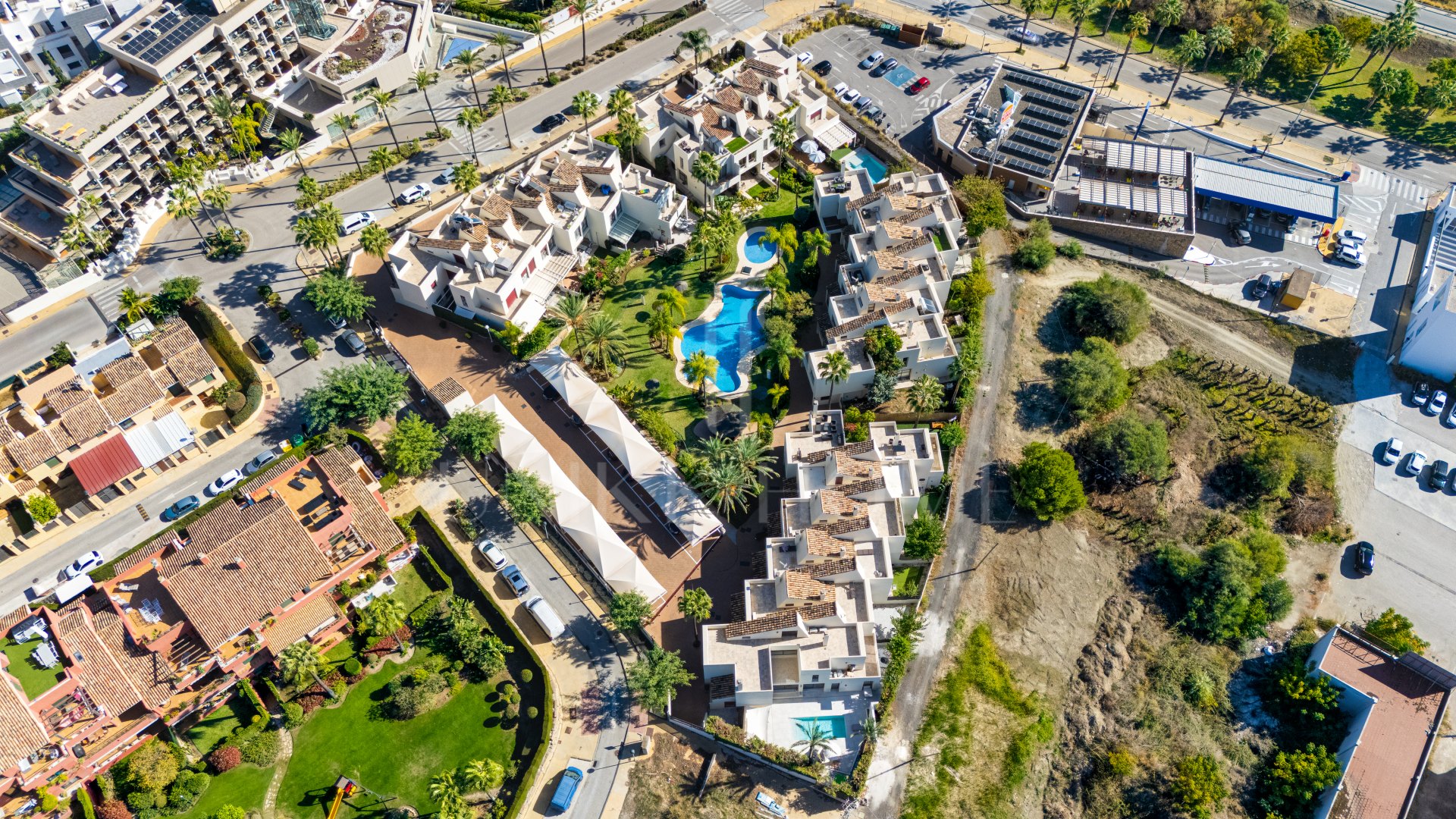 Impresionante casa adosada de cinco dormitorios, situada en la comunidad cerrada de Urb. Riviera Beach en Cancelada