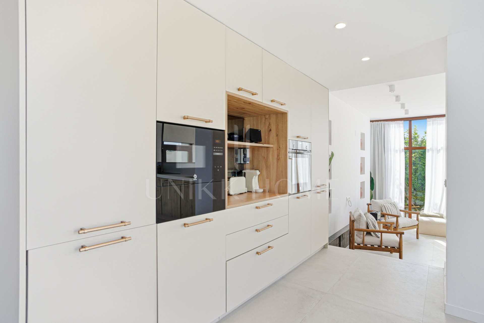 Impresionante casa adosada de cinco dormitorios, situada en la comunidad cerrada de Urb. Riviera Beach en Cancelada