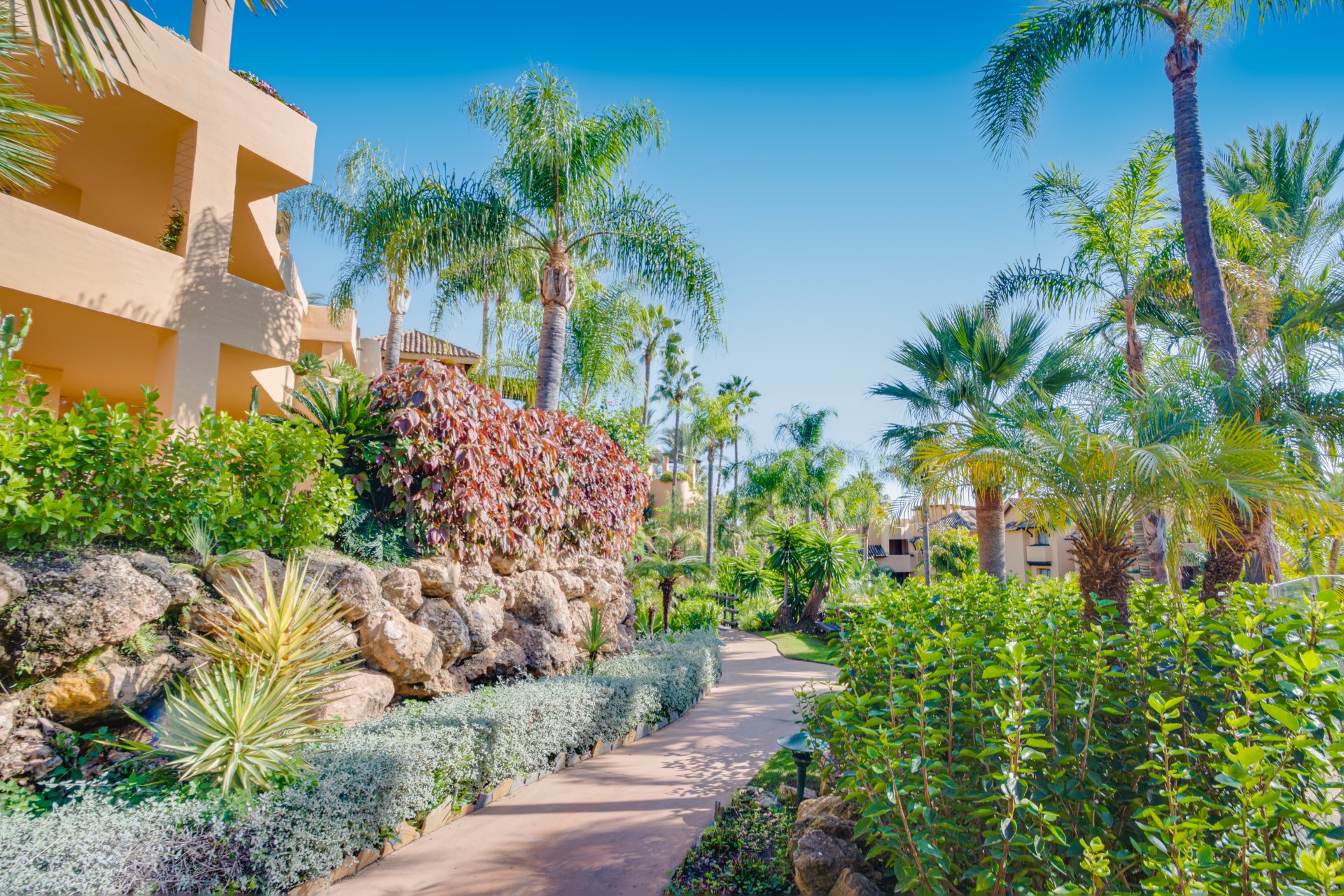 Beautiful, south-west facing, two bedroom penthouse located in the prestigious Mansion Club, Marbella