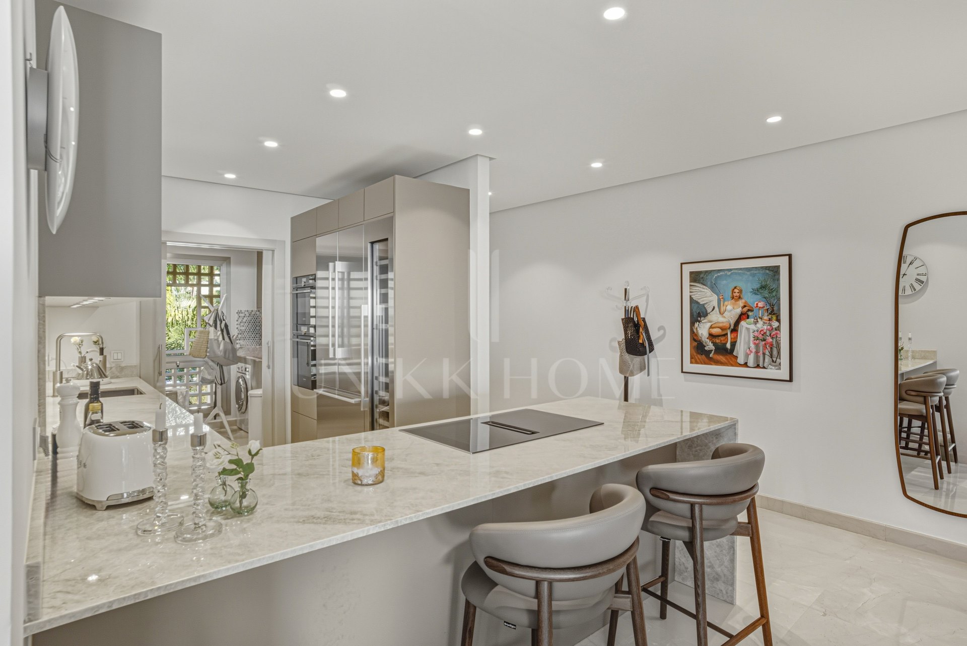 Beautiful, south-west facing, two bedroom penthouse located in the prestigious Mansion Club, Marbella