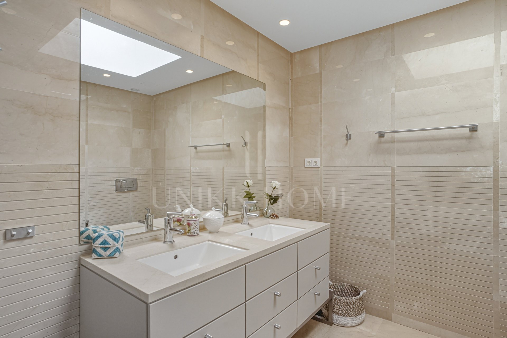 Beautiful, south-west facing, two bedroom penthouse located in the prestigious Mansion Club, Marbella