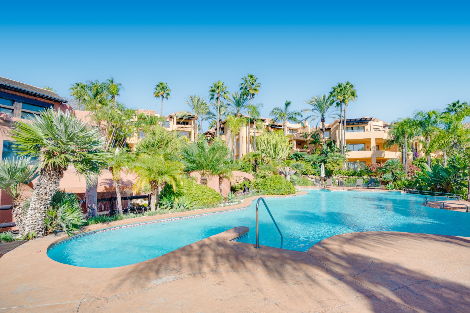 Beautiful, south-west facing, two bedroom penthouse located in the prestigious Mansion Club, Marbella