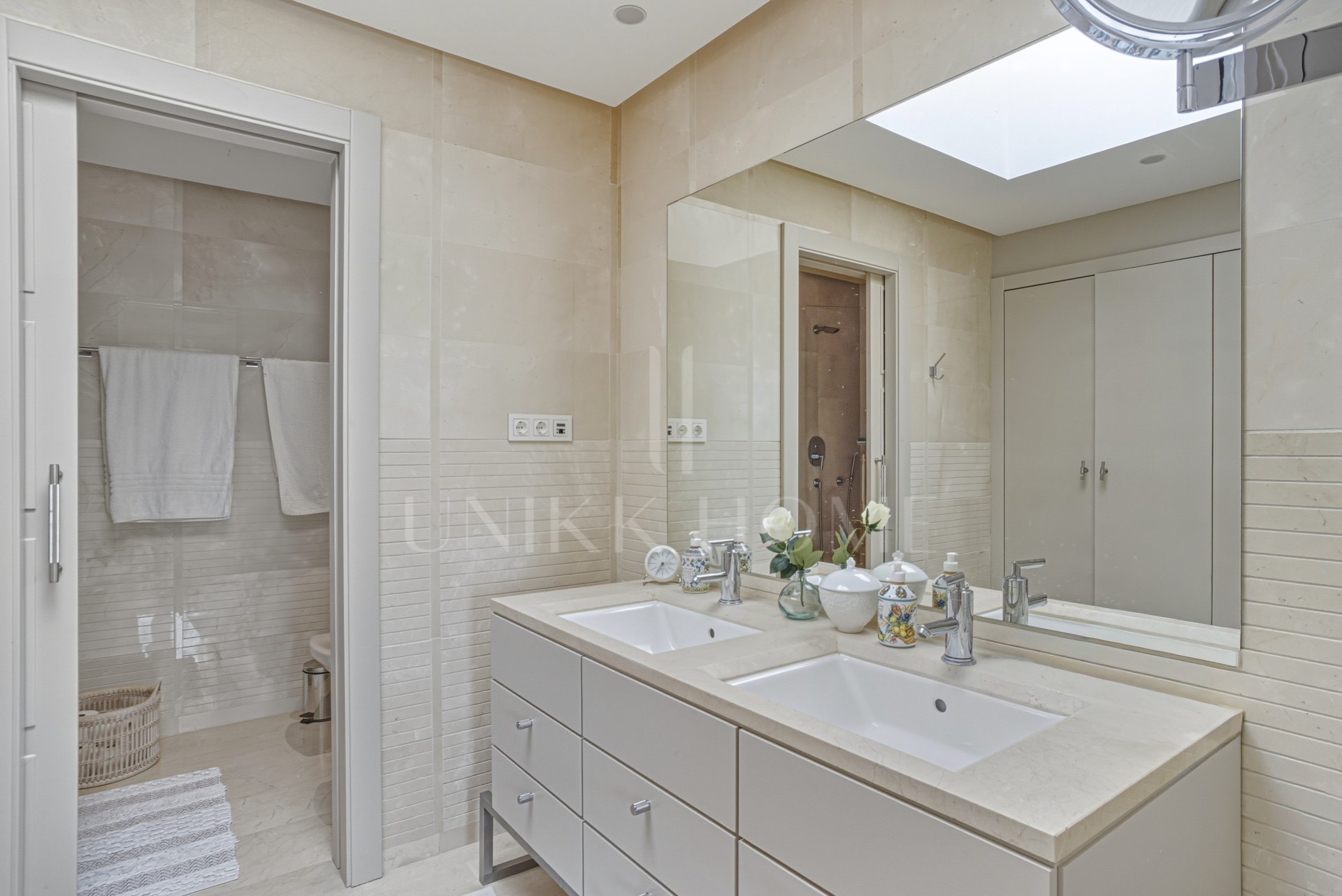 Beautiful, south-west facing, two bedroom penthouse located in the prestigious Mansion Club, Marbella