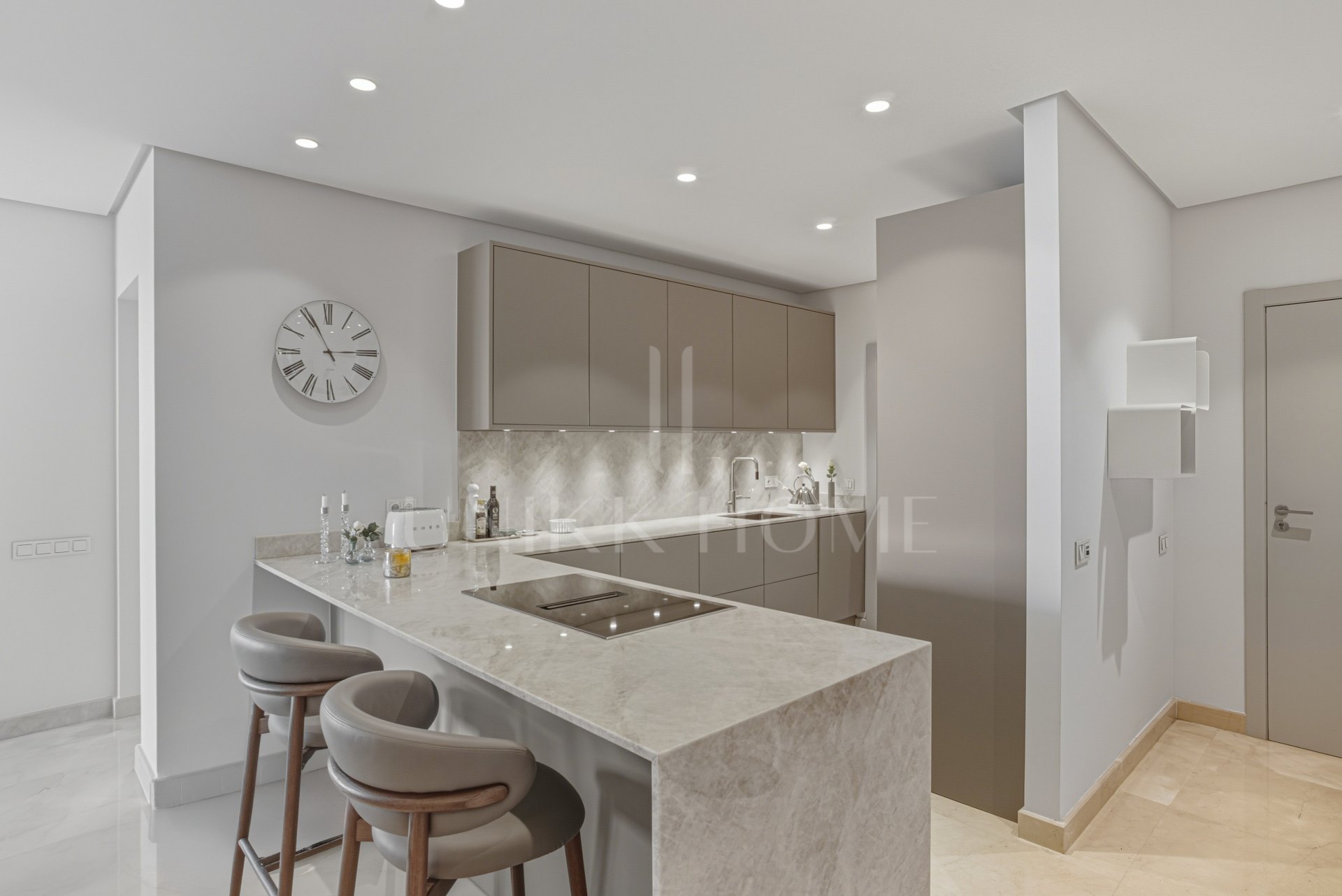 Beautiful, south-west facing, two bedroom penthouse located in the prestigious Mansion Club, Marbella