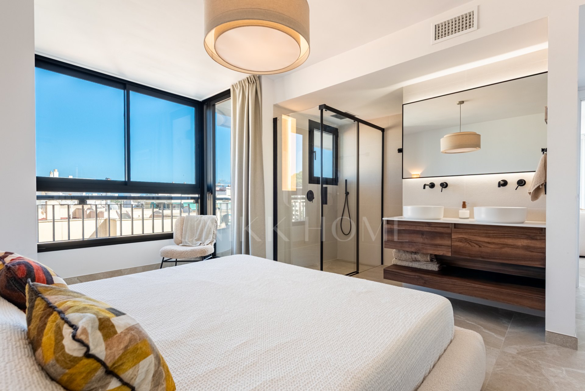 Elegant and beautifully reformed, three bedroom south facing penthouse, located in Playa de la Fontanilla, Marbella