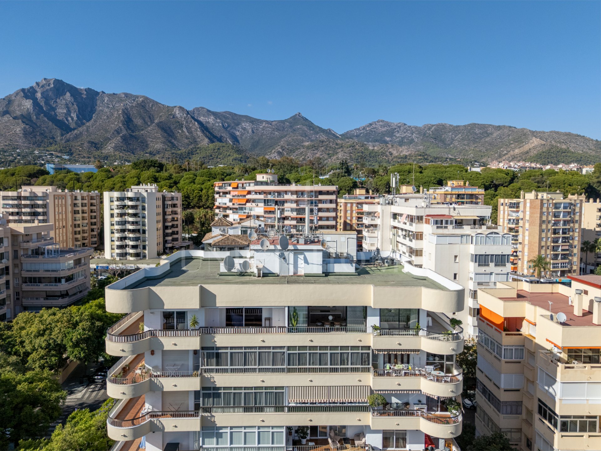 Elegant and beautifully reformed, three bedroom south facing penthouse, located in Playa de la Fontanilla, Marbella