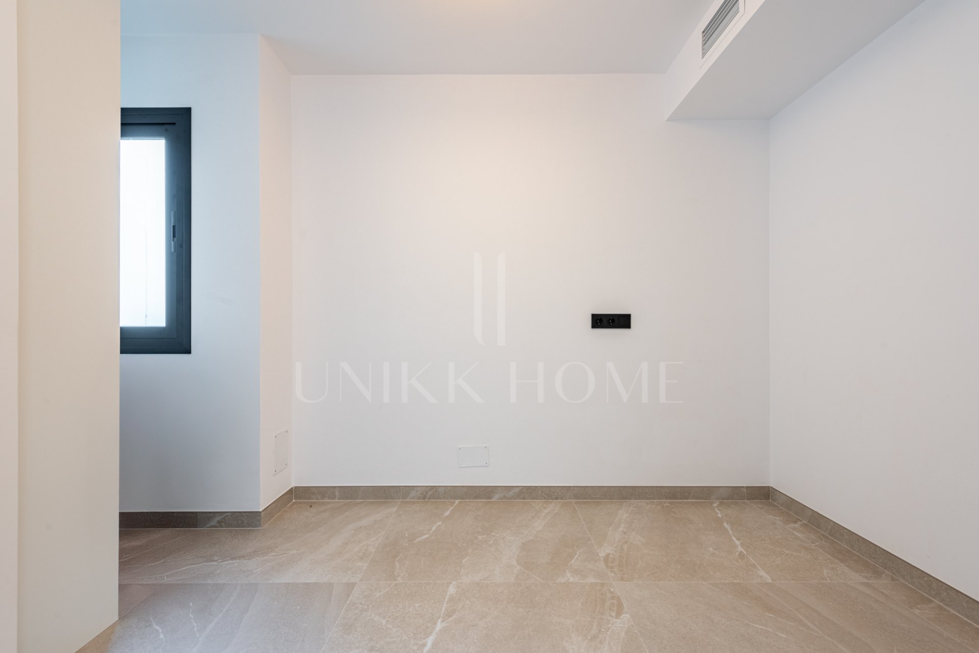 Elegant and beautifully reformed, three bedroom south facing penthouse, located in Playa de la Fontanilla, Marbella