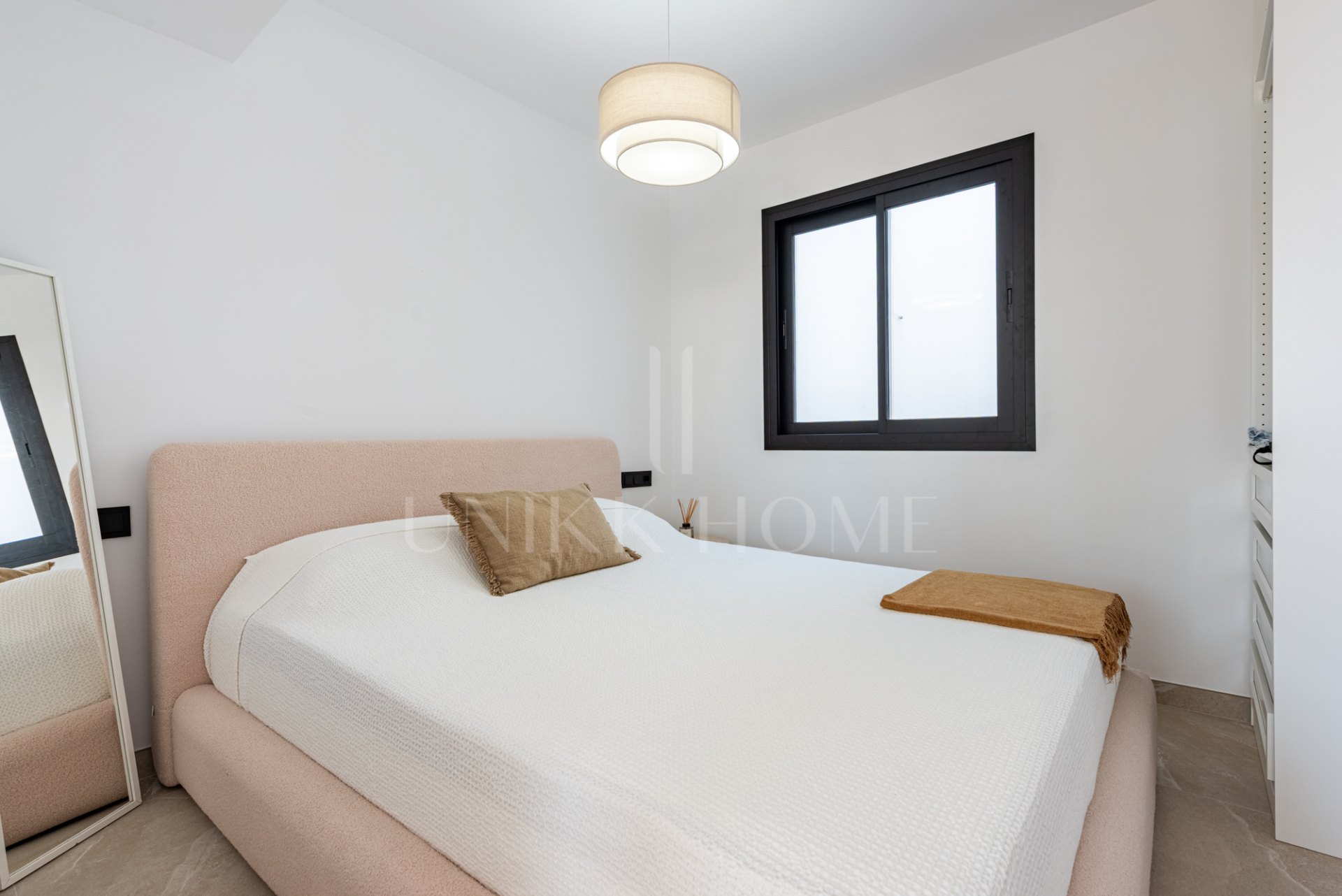 Elegant and beautifully reformed, three bedroom south facing penthouse, located in Playa de la Fontanilla, Marbella