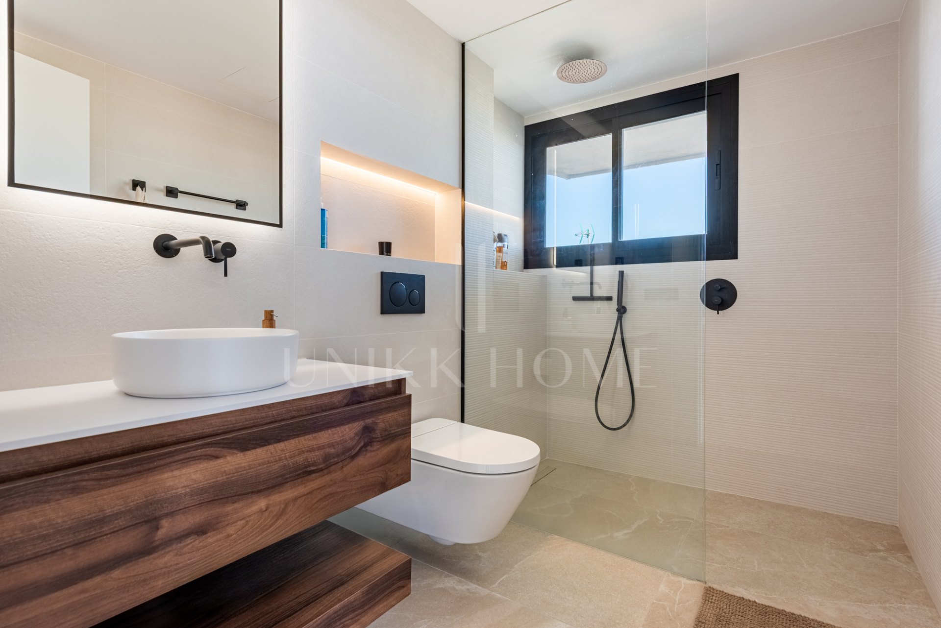 Elegant and beautifully reformed, three bedroom south facing penthouse, located in Playa de la Fontanilla, Marbella