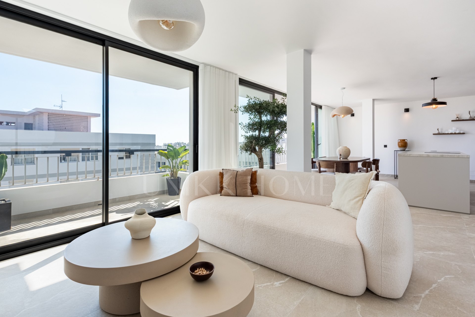 Elegant and beautifully reformed, three bedroom south facing penthouse, located in Playa de la Fontanilla, Marbella