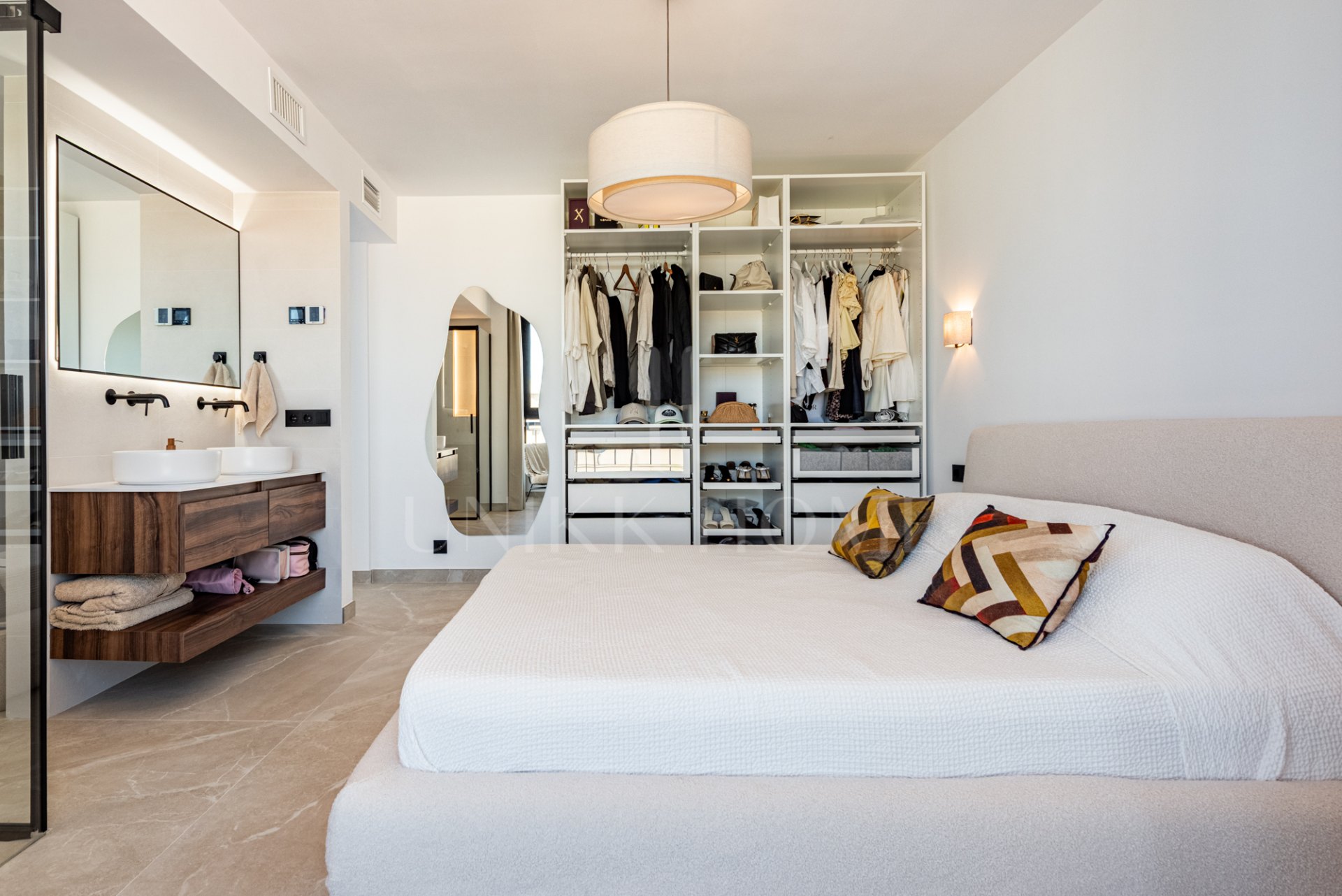 Elegant and beautifully reformed, three bedroom south facing penthouse, located in Playa de la Fontanilla, Marbella