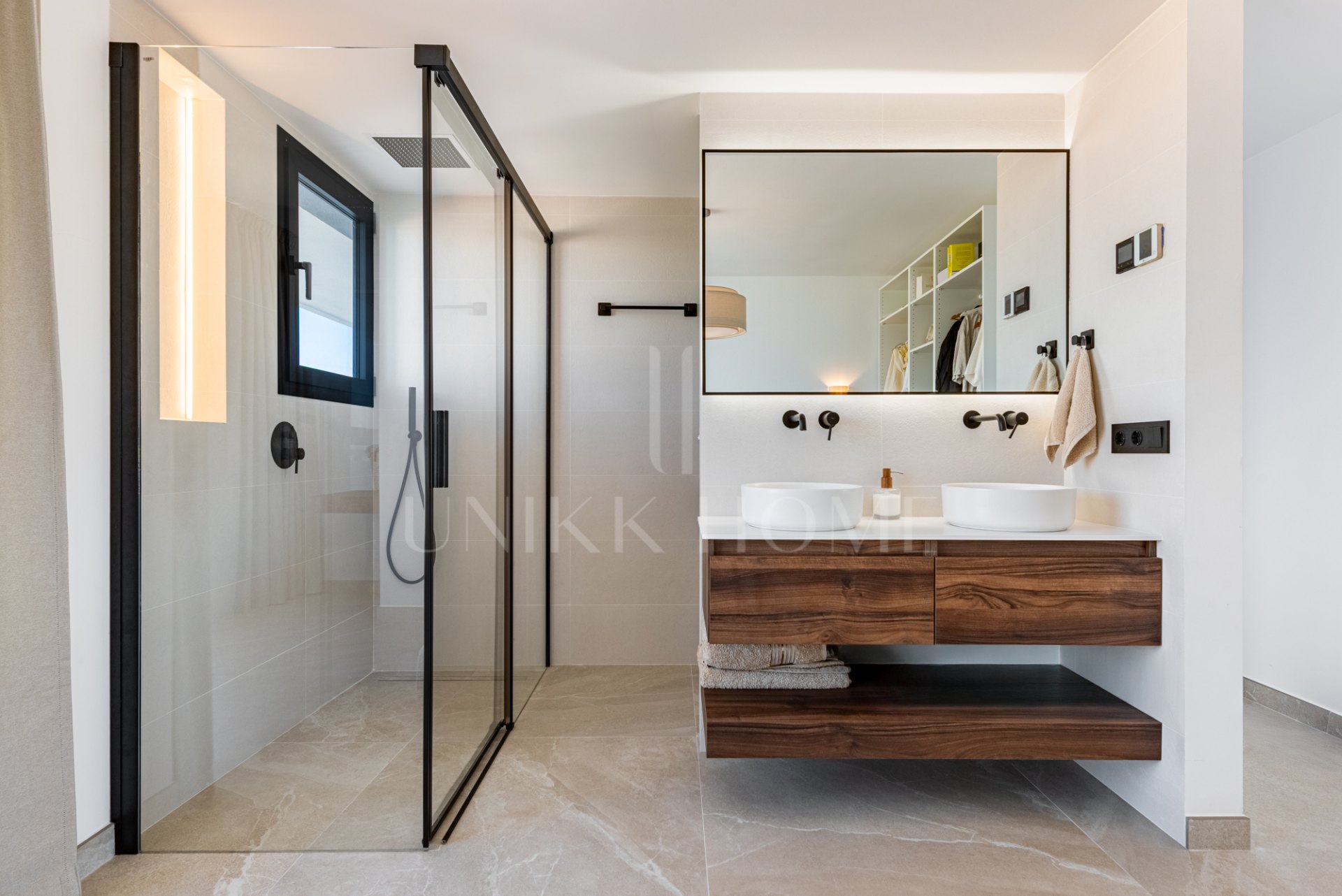 Elegant and beautifully reformed, three bedroom south facing penthouse, located in Playa de la Fontanilla, Marbella