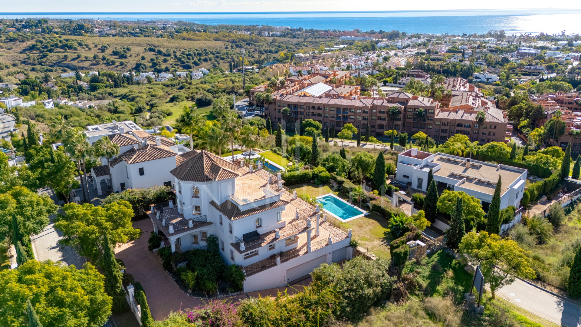 Excepcional villa de ocho dormitorios, orientada al sur, situada en la prestigiosa comunidad cerrada de Los Flamingos, Benahavis