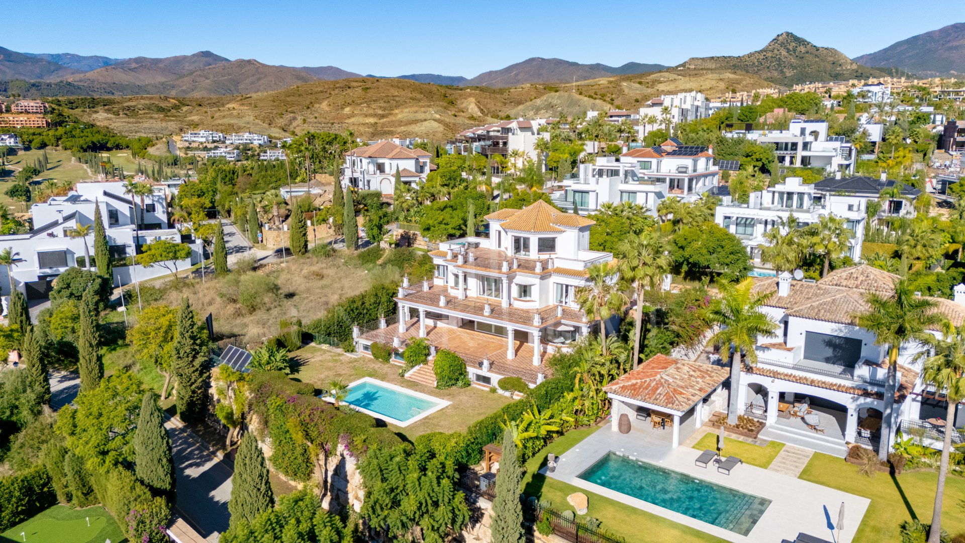 Excepcional villa de ocho dormitorios, orientada al sur, situada en la prestigiosa comunidad cerrada de Los Flamingos, Benahavis