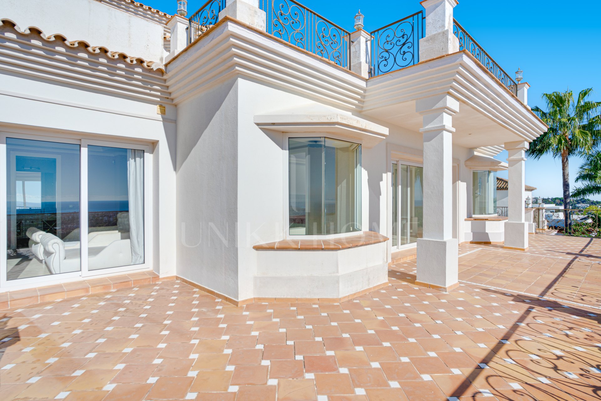 Exceptional eight bedroom, south-facing villa located in the prestigious gated community of Los Flamingos, Benahavis