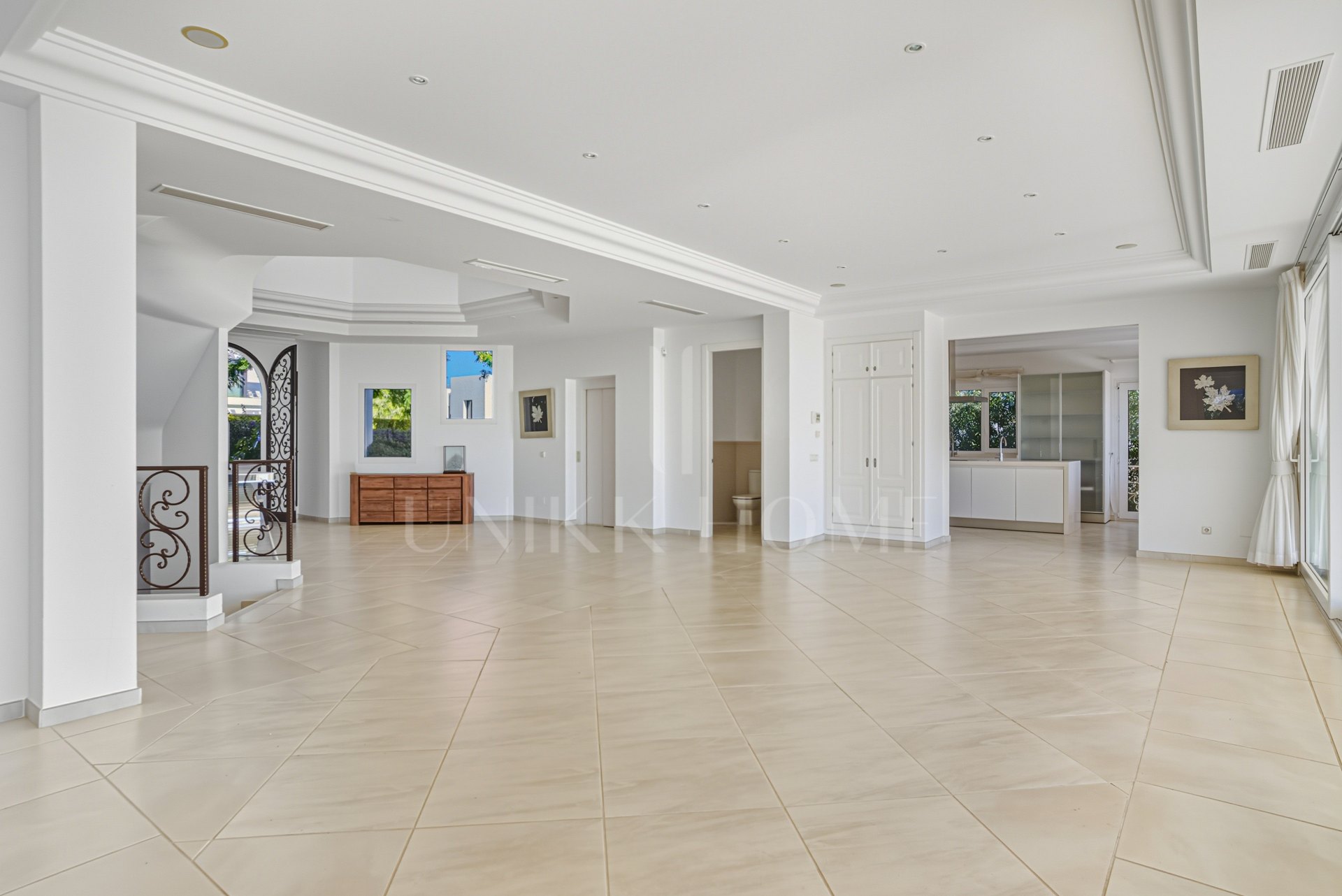 Exceptional eight bedroom, south-facing villa located in the prestigious gated community of Los Flamingos, Benahavis