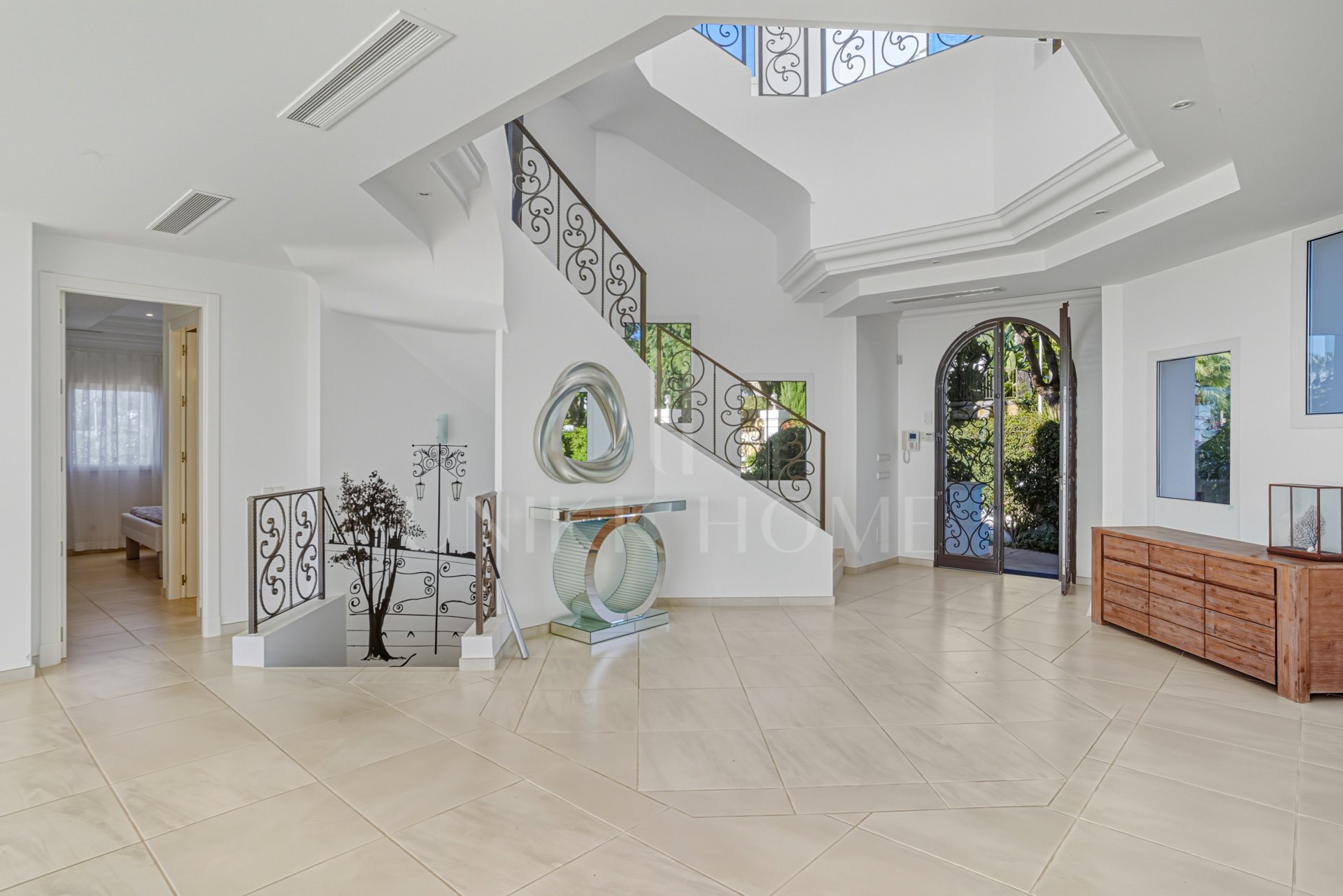 Exceptional eight bedroom, south-facing villa located in the prestigious gated community of Los Flamingos, Benahavis