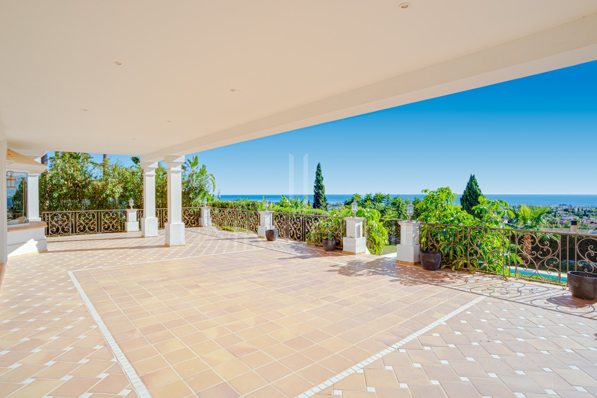 Exceptional eight bedroom, south-facing villa located in the prestigious gated community of Los Flamingos, Benahavis