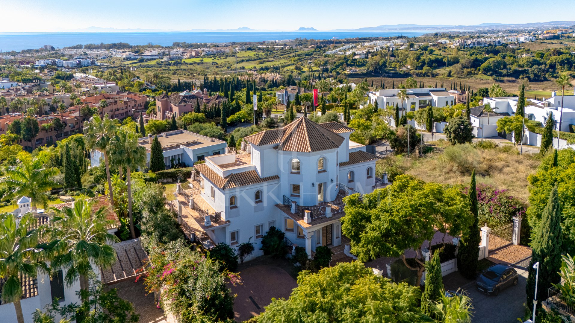 Excepcional villa de ocho dormitorios, orientada al sur, situada en la prestigiosa comunidad cerrada de Los Flamingos, Benahavis
