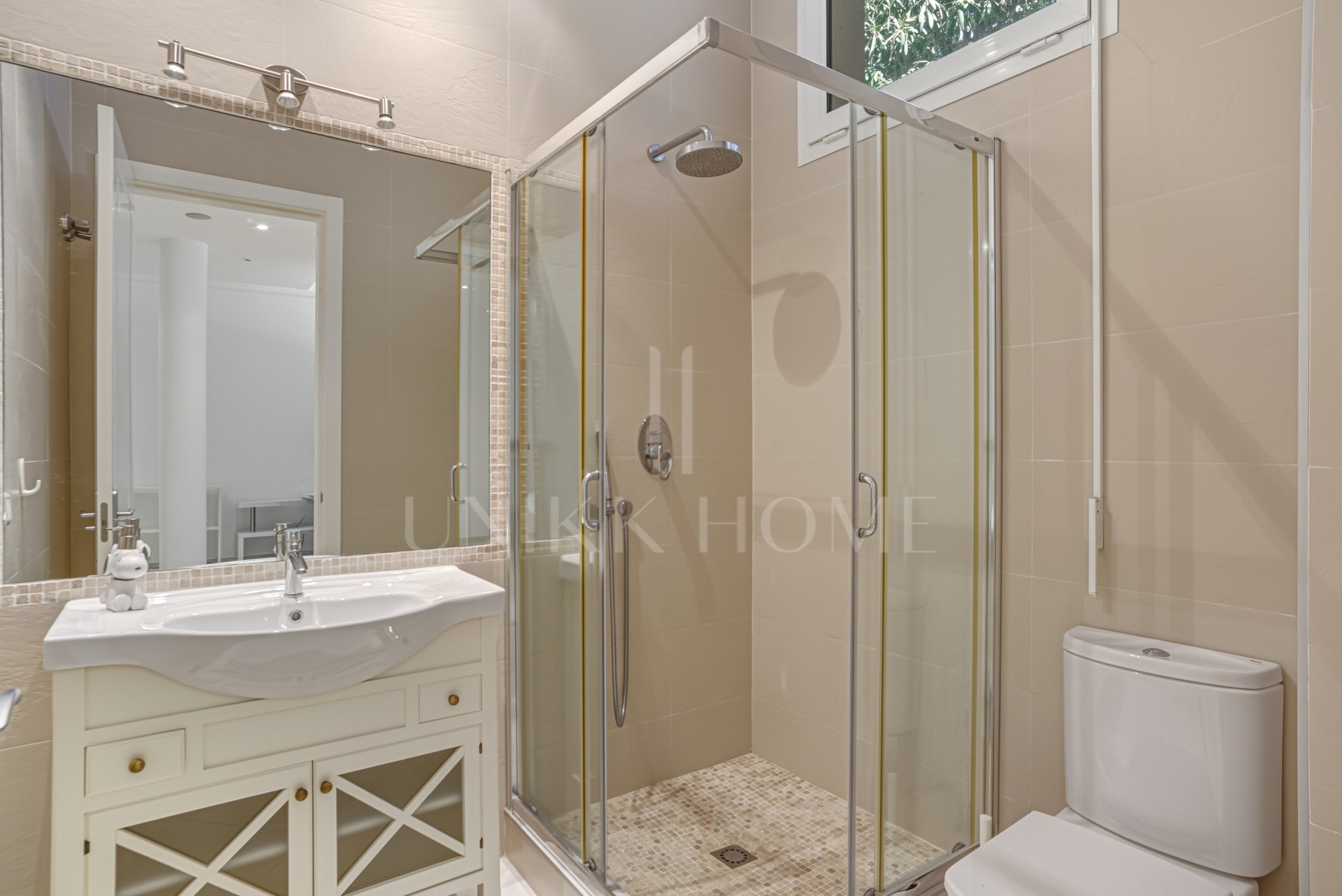 Exceptional eight bedroom, south-facing villa located in the prestigious gated community of Los Flamingos, Benahavis