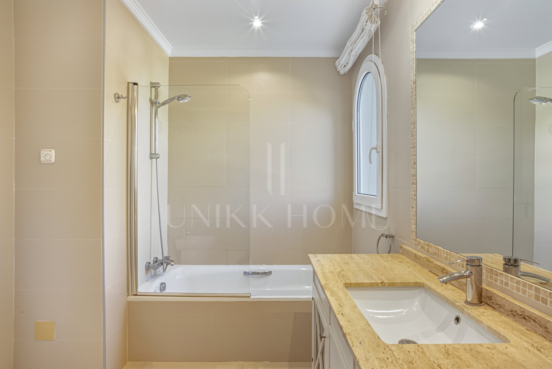 Exceptional eight bedroom, south-facing villa located in the prestigious gated community of Los Flamingos, Benahavis