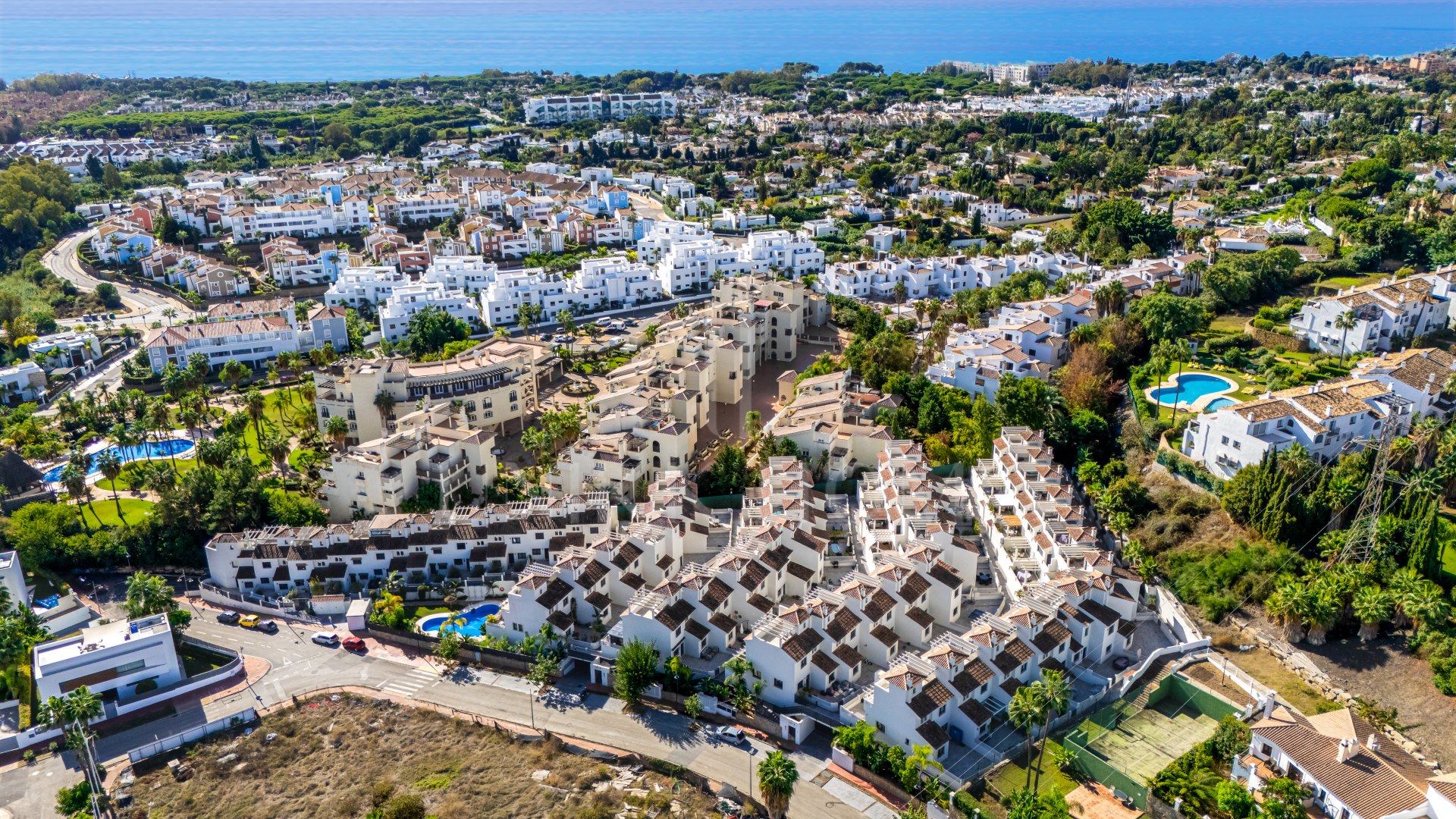 Wonderful three-bedroom townhouse located in the gated community of Agra Residencial, Estepona