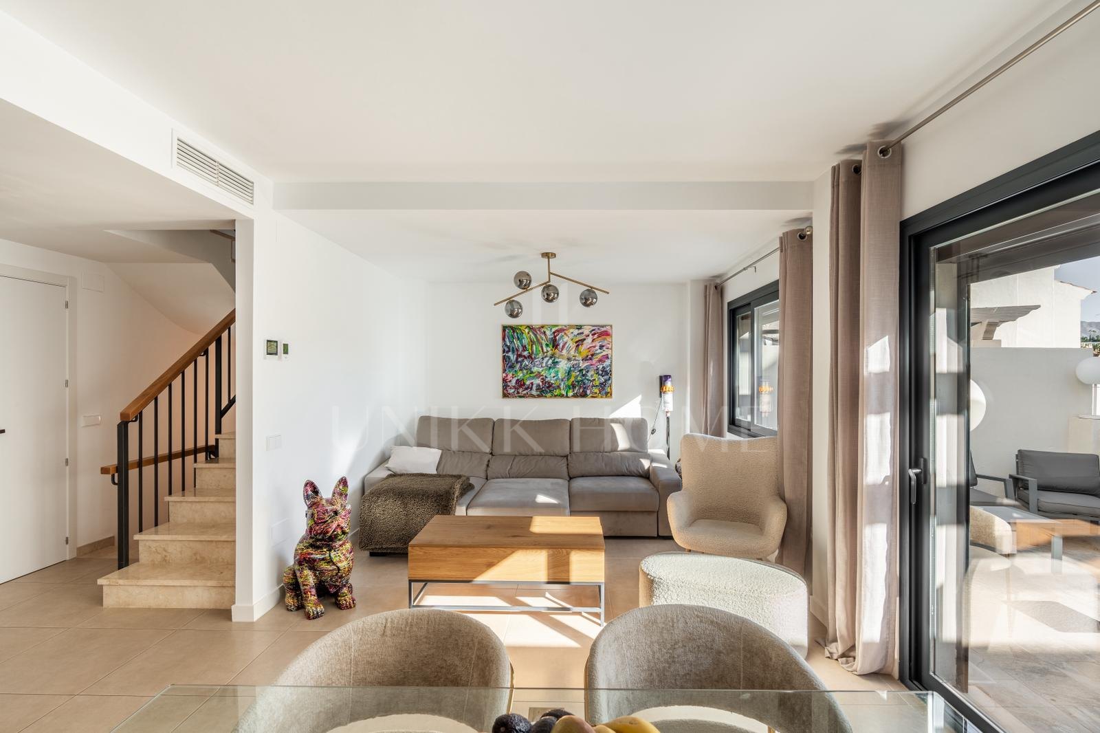 Wonderful three-bedroom townhouse located in the gated community of Agra Residencial, Estepona