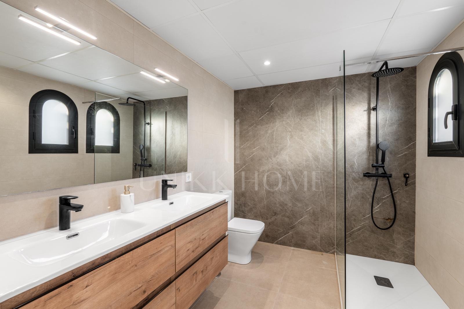 Wonderful three-bedroom townhouse located in the gated community of Agra Residencial, Estepona