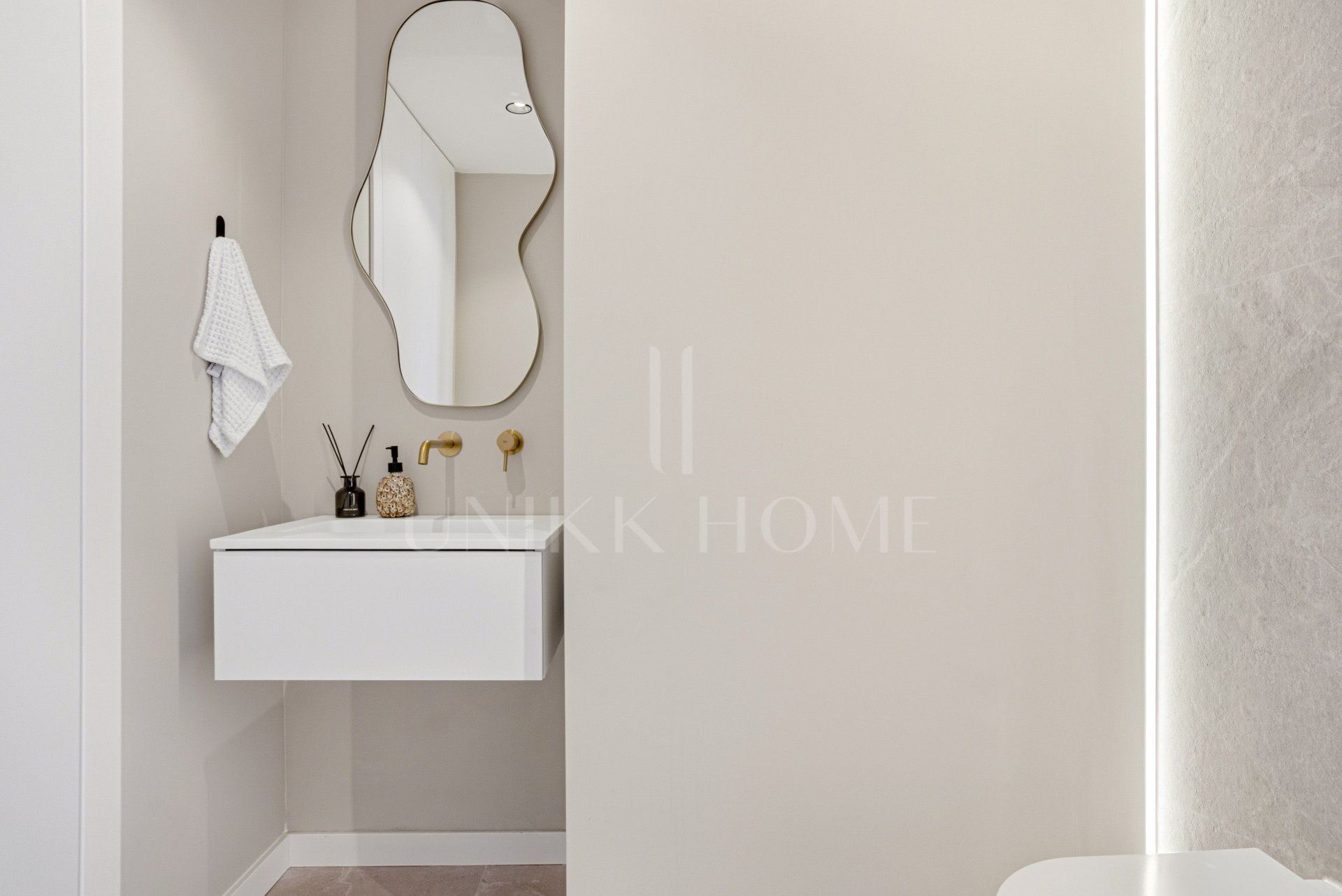 Impeccably refurbished, elevated south east facing ground-floor apartment located in the prestigious La Quinta Golf, Benahavis