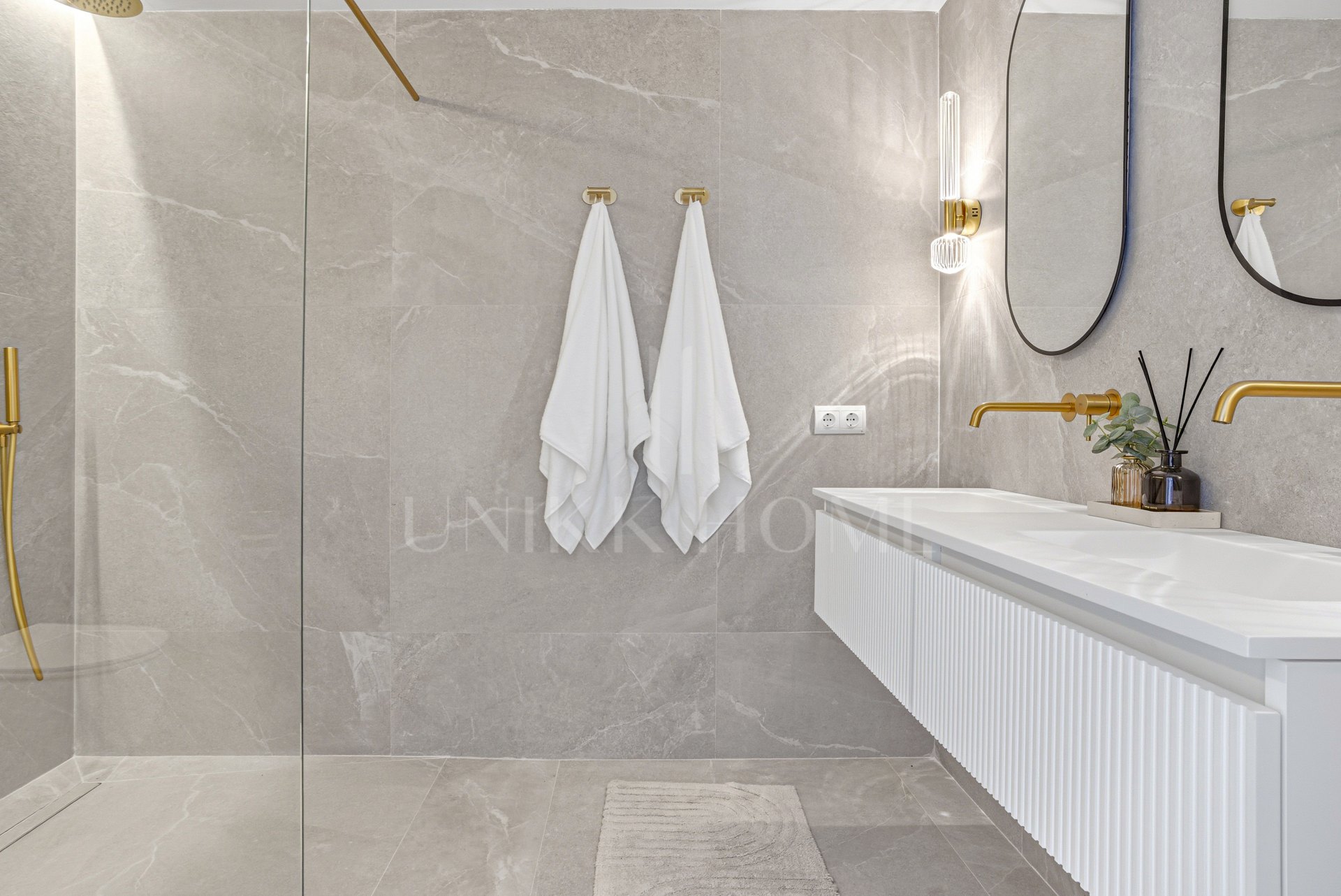 Impeccably refurbished, elevated south east facing ground-floor apartment located in the prestigious La Quinta Golf, Benahavis