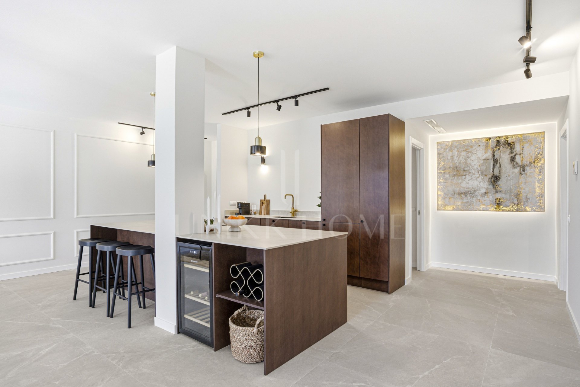 Impeccably refurbished, elevated south east facing ground-floor apartment located in the prestigious La Quinta Golf, Benahavis