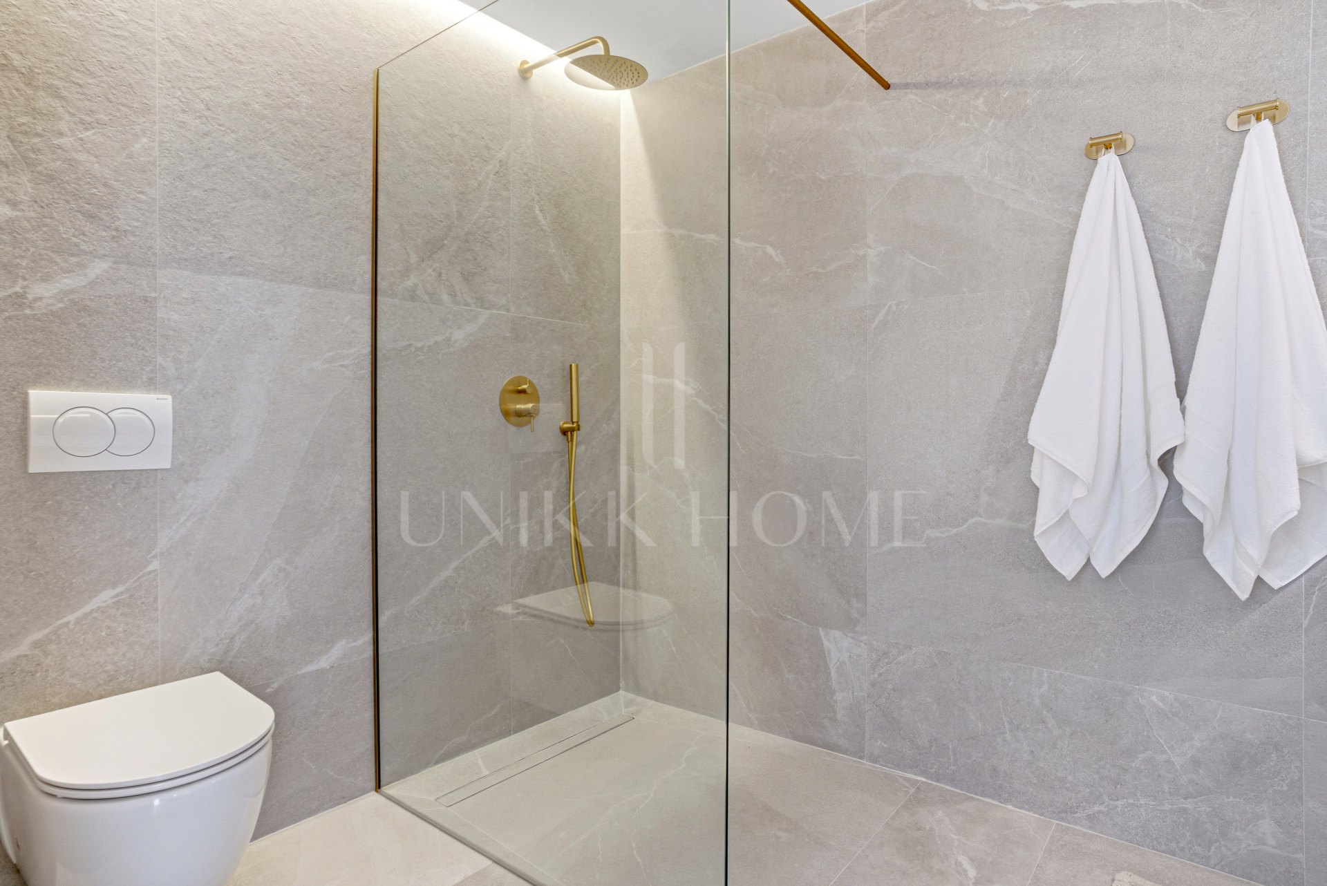 Impeccably refurbished, elevated south east facing ground-floor apartment located in the prestigious La Quinta Golf, Benahavis