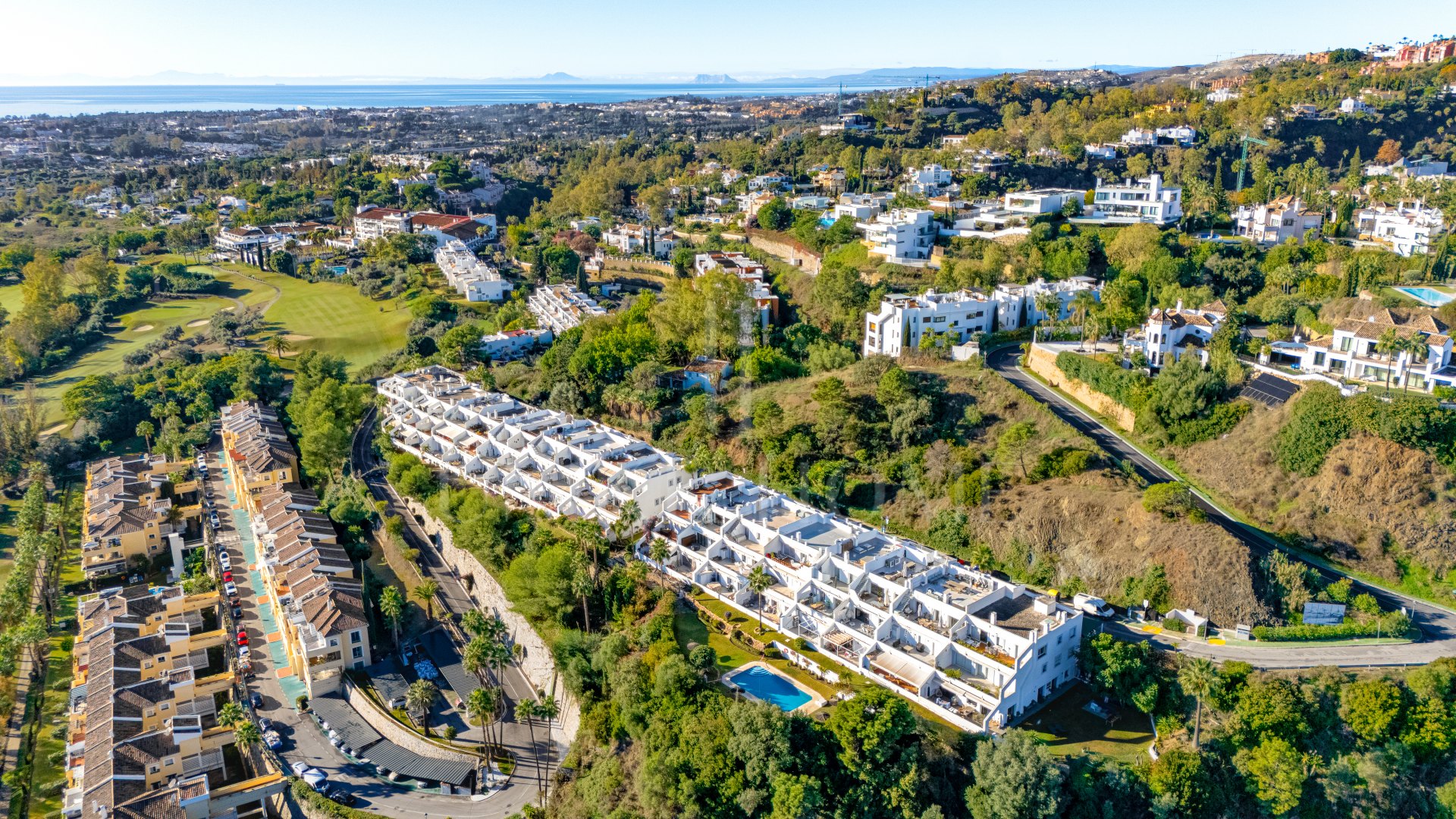 Impecablemente reformado, elevado apartamento de planta baja orientado al sudeste situado en el prestigioso La Quinta Golf, Benahavis