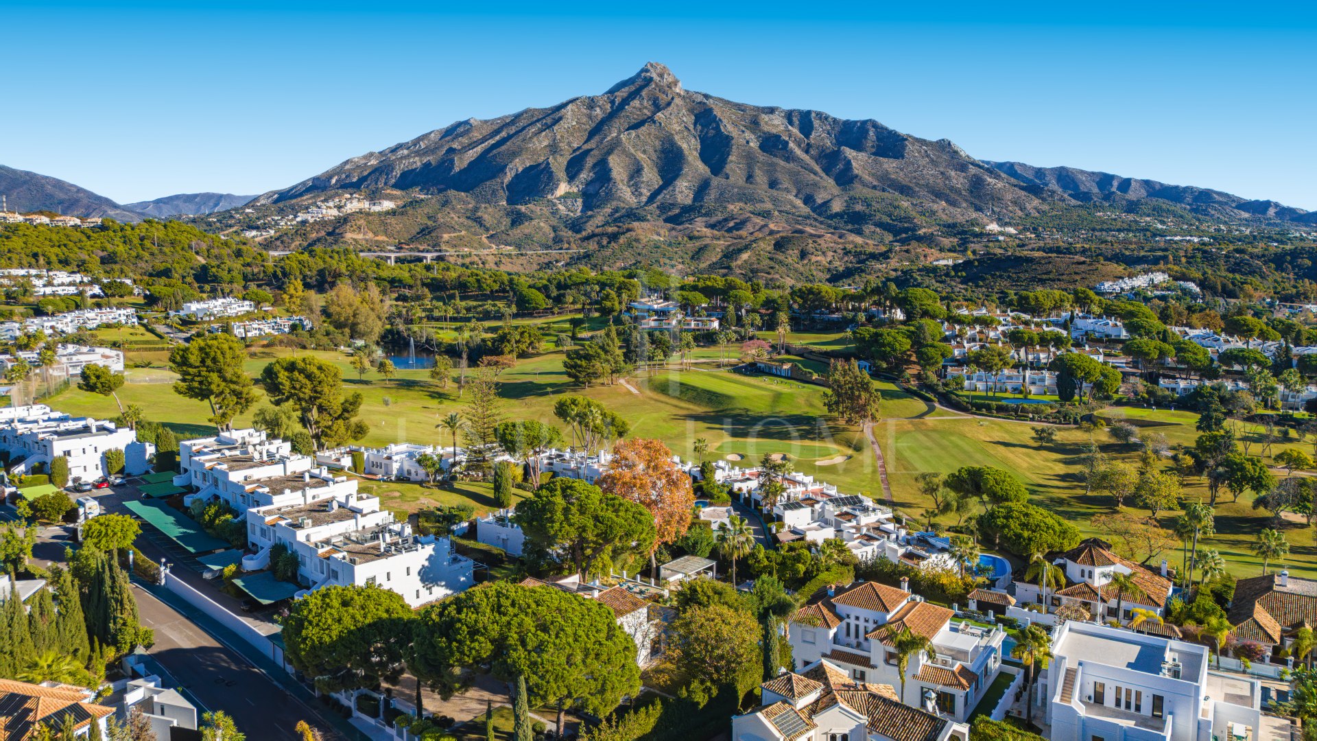 Contemporary four bedroom townhouse located in the gated community of La Rinconada, located in Marbella´s Golf Valley