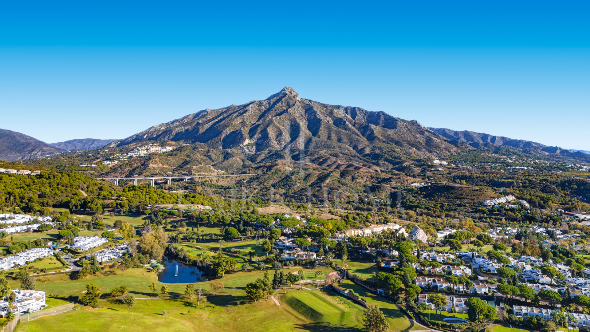 Contemporary four bedroom townhouse located in the gated community of La Rinconada, located in Marbella´s Golf Valley