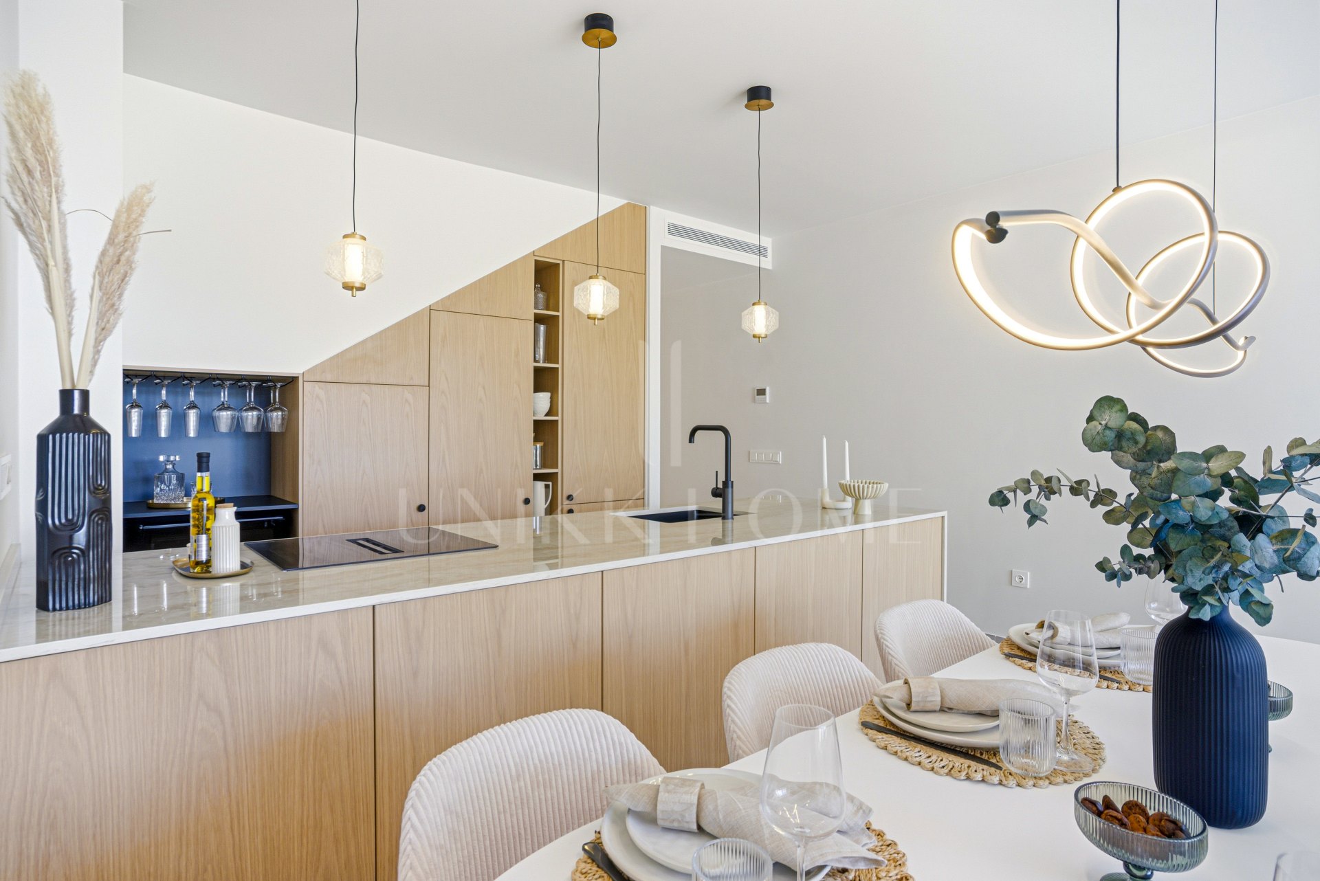 Casa adosada contemporánea de cuatro dormitorios situada en la comunidad cerrada de La Rinconada, situada en el Valle del Golf de Marbella