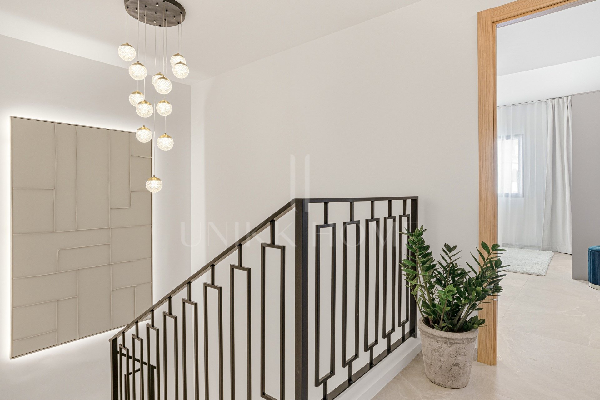 Casa adosada contemporánea de cuatro dormitorios situada en la comunidad cerrada de La Rinconada, situada en el Valle del Golf de Marbella