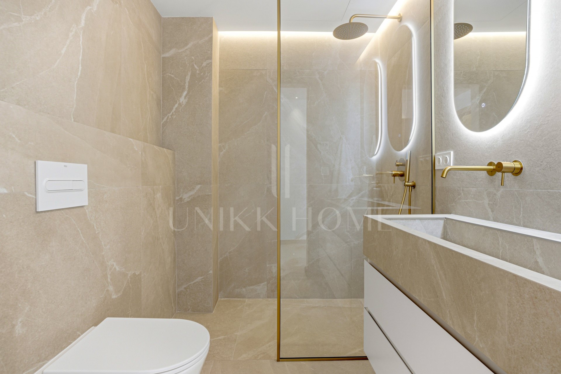 Casa adosada contemporánea de cuatro dormitorios situada en la comunidad cerrada de La Rinconada, situada en el Valle del Golf de Marbella