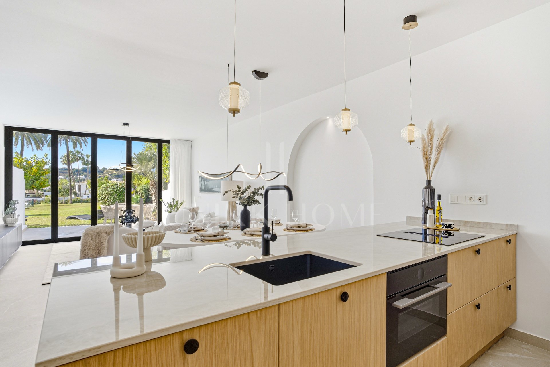 Casa adosada contemporánea de cuatro dormitorios situada en la comunidad cerrada de La Rinconada, situada en el Valle del Golf de Marbella