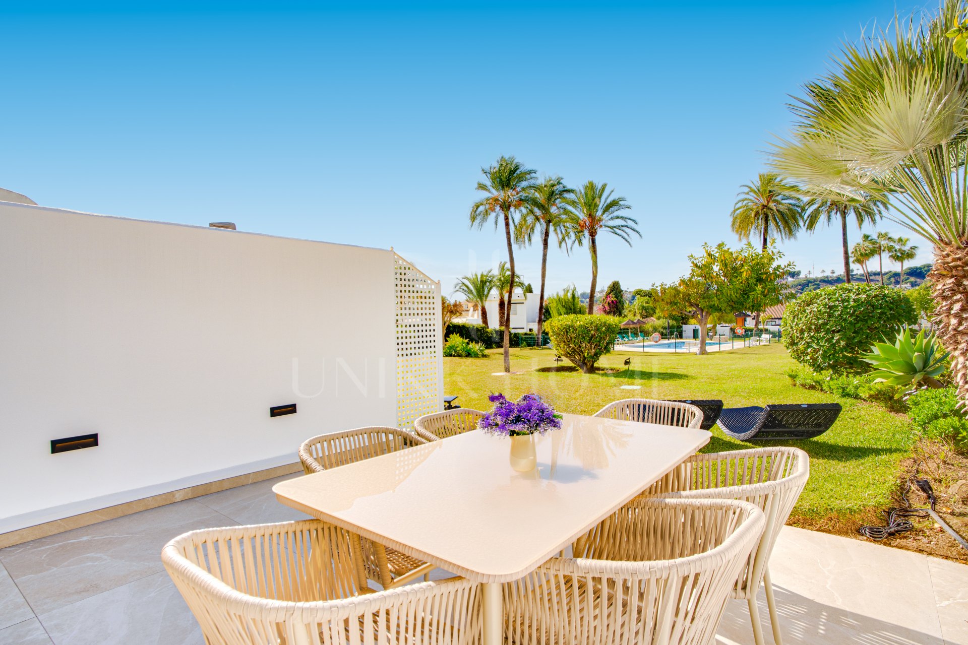 Casa adosada contemporánea de cuatro dormitorios situada en la comunidad cerrada de La Rinconada, situada en el Valle del Golf de Marbella