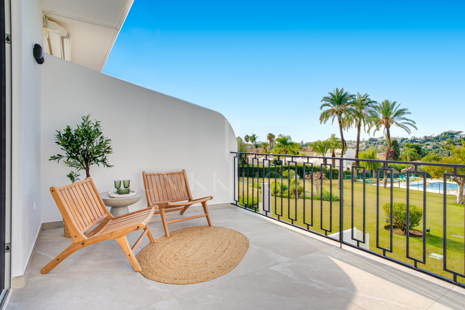 Casa adosada contemporánea de cuatro dormitorios situada en la comunidad cerrada de La Rinconada, situada en el Valle del Golf de Marbella