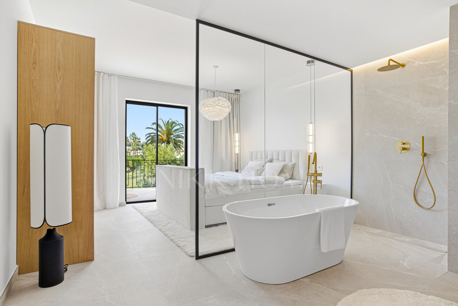 Casa adosada contemporánea de cuatro dormitorios situada en la comunidad cerrada de La Rinconada, situada en el Valle del Golf de Marbella