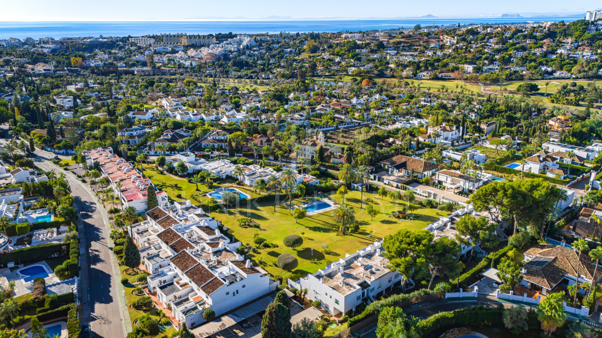 Contemporary four bedroom townhouse located in the gated community of La Rinconada, located in Marbella´s Golf Valley