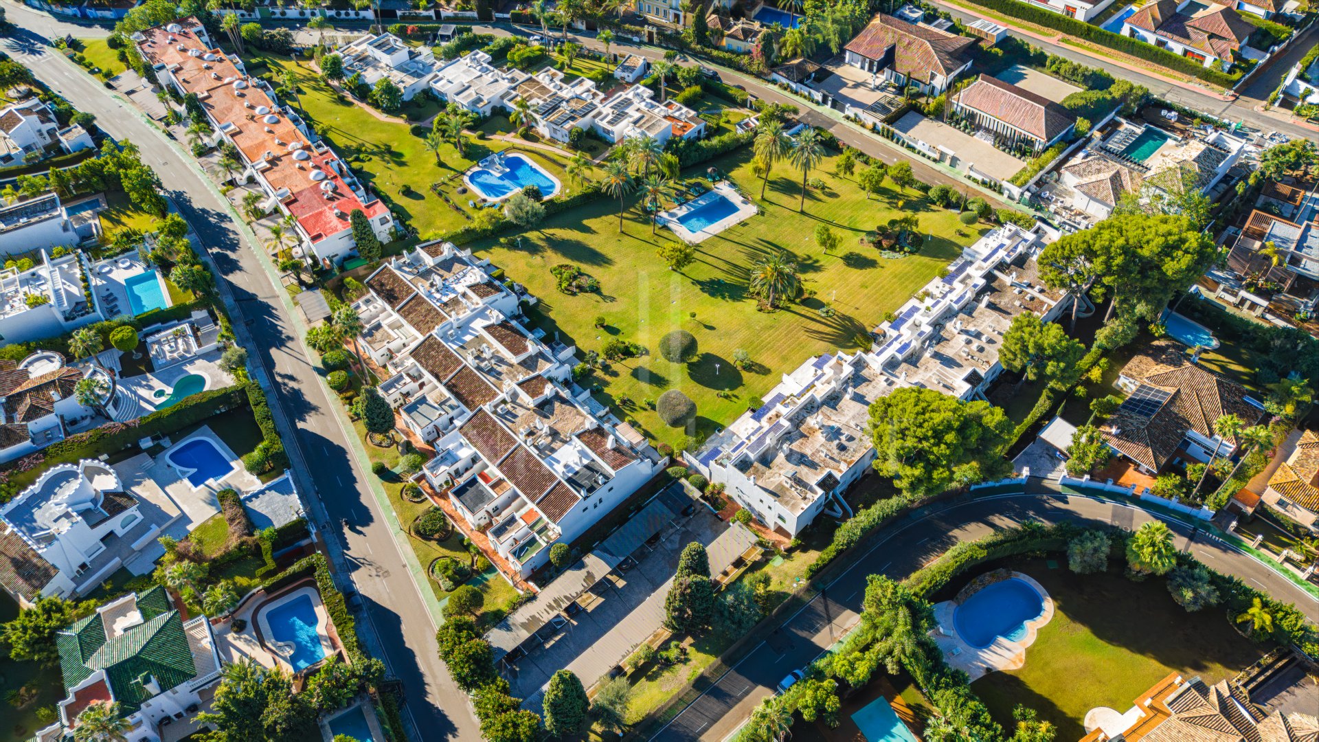 Contemporary four bedroom townhouse located in the gated community of La Rinconada, located in Marbella´s Golf Valley